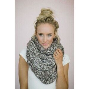 NWT Kohl’s infinity Loop Scarf Chunky Knit Gray and White OS